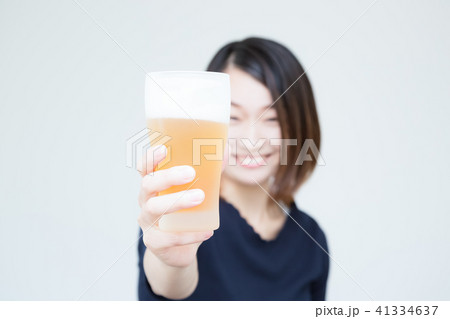 ビールを差し出す女性 ビールを差し出す女性 41334637