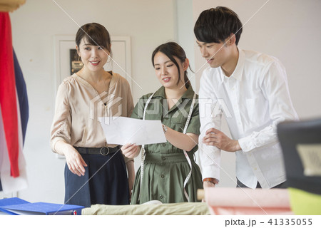 男性　女性　デザイナー　パタンナー　アパレル　ファッションデザイナー　笑顔　デザイン　オーダーメイド 41335055