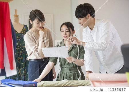 男性　女性　デザイナー　パタンナー　アパレル　ファッションデザイナー　笑顔　デザイン　オーダーメイド 41335057