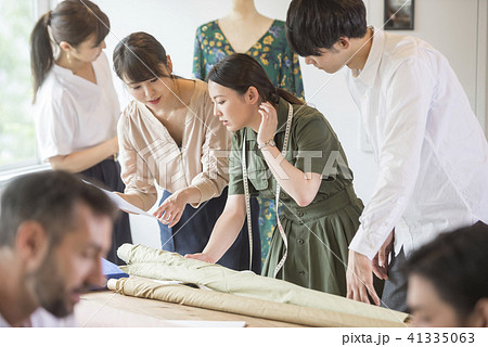 男性　女性　デザイナー　パタンナー　アパレル　ファッションデザイナー　笑顔　デザイン　オーダーメイド 41335063