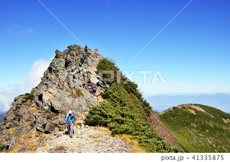 八ヶ岳：横岳を歩く登山者 41335875
