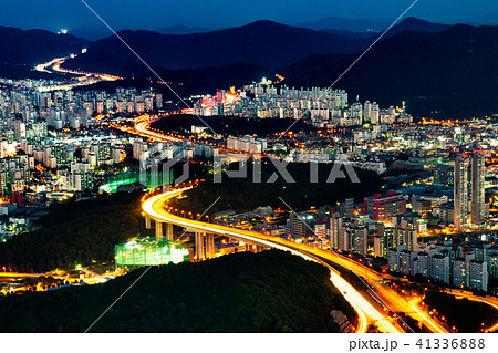 韓国の道路と街並みの夜景の写真素材