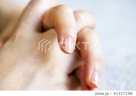 女性の手や指先 女性の手や指先 41337296