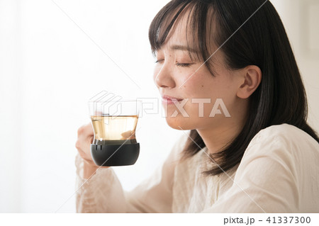 ハーブティーを飲む若い日本人女性 ハーブティーを飲む若い日本人女性 41337300