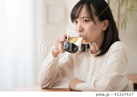ハーブティーを飲む若い日本人女性 ハーブティーを飲む若い日本人女性 41337417