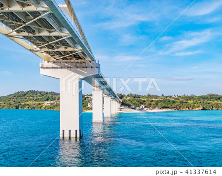 沖縄県 瀬底島 瀬底大橋の写真素材