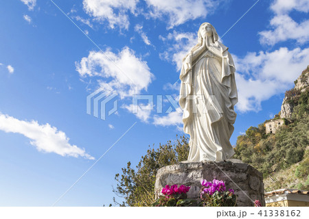 アマルフィ海岸ポジターノ展望台に建つマリア像 アマルフィ海岸ポジターノ展望台に建つマリア像 41338162
