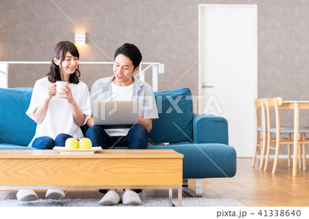 若い夫婦（パソコン） 41338640