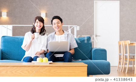 若い夫婦（パソコン） 41338643