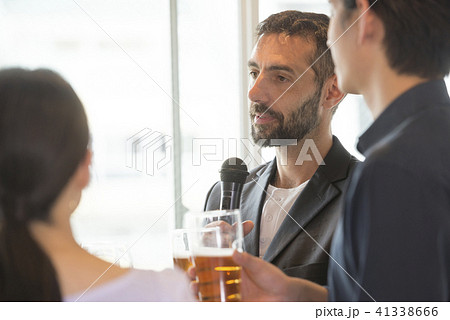 スピーチ ゲスト 挨拶 ビジネス ビール 懇親会 乾杯 ワイングラス 人物 交流会 セミナー スピーチ ゲスト 挨拶 ビジネス ビール 懇親会 乾杯 ワイングラス 人物 交流会 セミナー 41338666