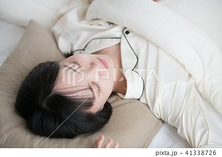 眠る若い日本人女性 眠る若い日本人女性 41338726
