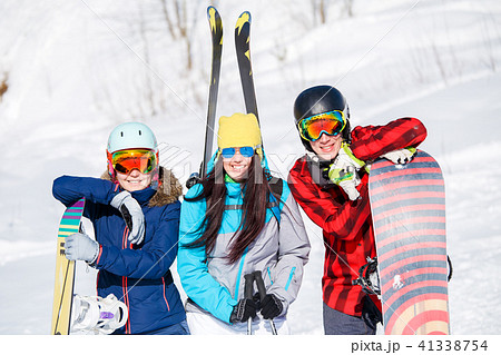 Photo of sports women and men with snowboard on vacation Photo of sports women and men with snowboard on vacation 41338754