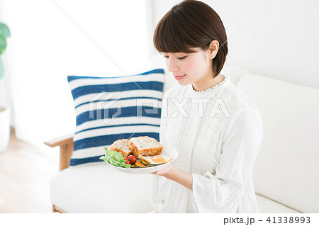 朝食を食べる女性 41338993
