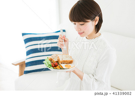 朝食を食べる女性 41339002