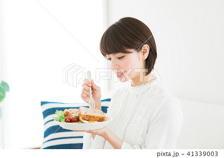 朝食を食べる女性 41339003