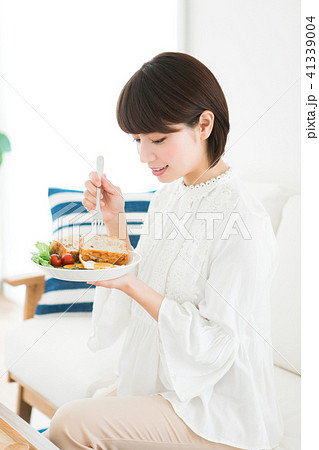 朝食を食べる女性 41339004