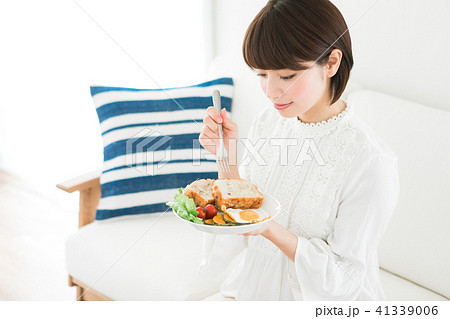 朝食を食べる女性 41339006
