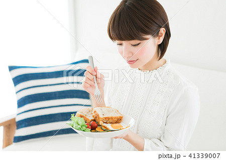 朝食を食べる女性 朝食を食べる女性 41339007