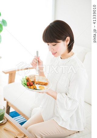 朝食を食べる女性 41339010