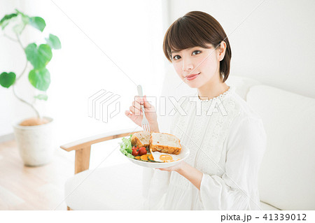 朝食を食べる女性 41339012
