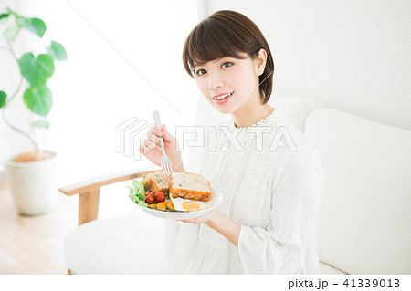 朝食を食べる女性 41339013