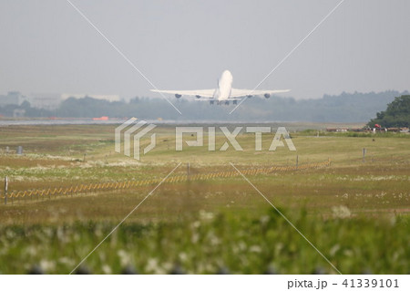 成田空港を離陸したb747の写真素材