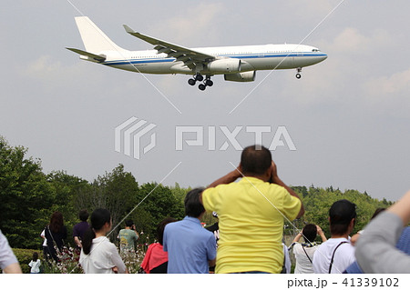 着陸機と見物客 41339102