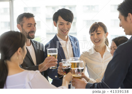 ビジネスマン ビジネス ビール 懇親会 ワイングラス 人物 日本人 スーツ 会社員 オフィス 仕事 ビジネスマン ビジネス ビール 懇親会 ワイングラス 人物 日本人 スーツ 会社員 オフィス 仕事 41339138