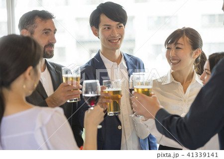ビジネスマン ビジネス ビール 懇親会 ワイングラス 人物 日本人 スーツ 会社員 オフィス 仕事 ビジネスマン ビジネス ビール 懇親会 ワイングラス 人物 日本人 スーツ 会社員 オフィス 仕事 41339141
