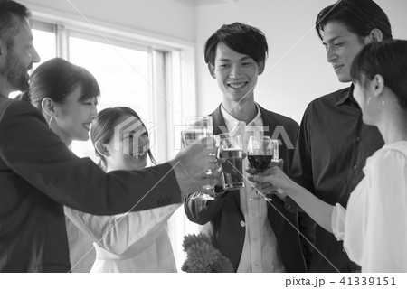ビジネスマン ビジネス ビール 懇親会 ワイングラス 人物 日本人 スーツ 会社員 オフィス 仕事 ビジネスマン ビジネス ビール 懇親会 ワイングラス 人物 日本人 スーツ 会社員 オフィス 仕事 41339151