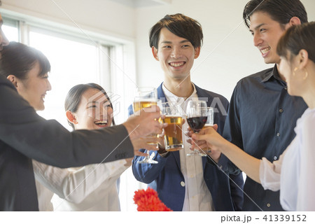 ビジネスマン ビジネス ビール 懇親会 ワイングラス 人物 日本人 スーツ 会社員 オフィス 仕事 ビジネスマン ビジネス ビール 懇親会 ワイングラス 人物 日本人 スーツ 会社員 オフィス 仕事 41339152