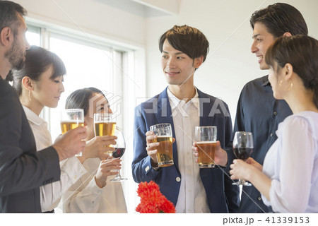 ビジネスマン ビジネス ビール 懇親会 ワイングラス 人物 日本人 スーツ 会社員 オフィス 仕事 ビジネスマン ビジネス ビール 懇親会 ワイングラス 人物 日本人 スーツ 会社員 オフィス 仕事 41339153