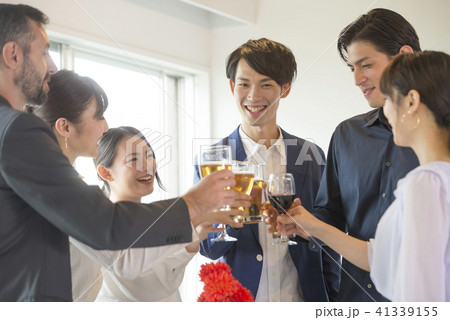 ビジネスマン ビジネス ビール 懇親会 ワイングラス 人物 日本人 スーツ 会社員 オフィス 仕事 ビジネスマン ビジネス ビール 懇親会 ワイングラス 人物 日本人 スーツ 会社員 オフィス 仕事 41339155
