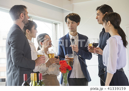 スピーチ ゲスト 挨拶 ビジネス ビール 懇親会 乾杯 ワイングラス 人物 交流会 セミナー スピーチ ゲスト 挨拶 ビジネス ビール 懇親会 乾杯 ワイングラス 人物 交流会 セミナー 41339159