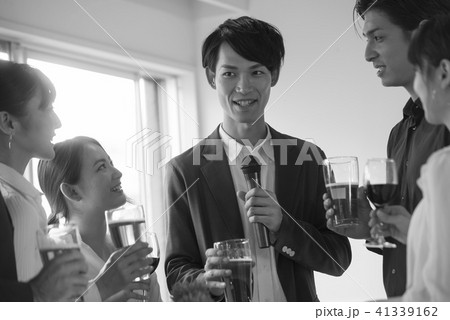 日本ベンチャー ゲスト 挨拶 ビジネス ビール 懇親会 乾杯 ワイングラス 人物 交流会 セミナー 日本ベンチャー ゲスト 挨拶 ビジネス ビール 懇親会 乾杯 ワイングラス 人物 交流会 セミナー 41339162