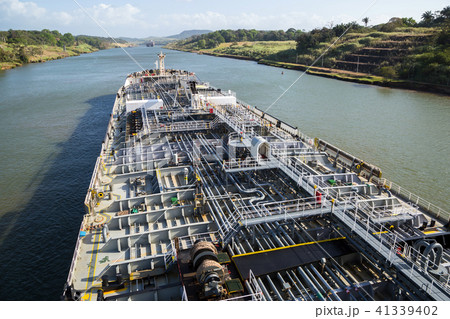 Oil tanker steaming through the Canal de Panama. 41339402