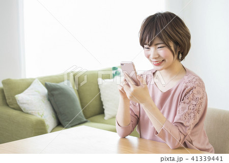 若い女性・スマートフォン 41339441