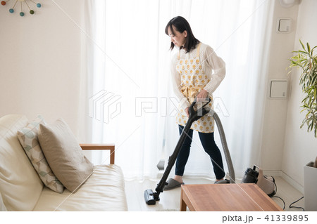掃除機をかける若い日本人女性 41339895