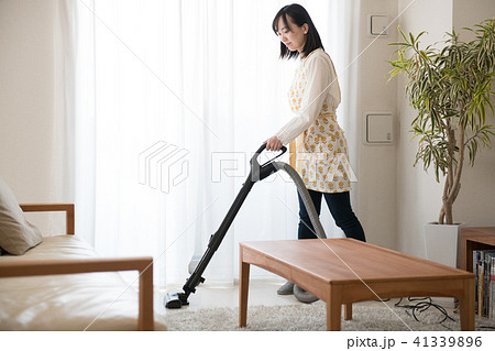 掃除機をかける若い日本人女性 41339896