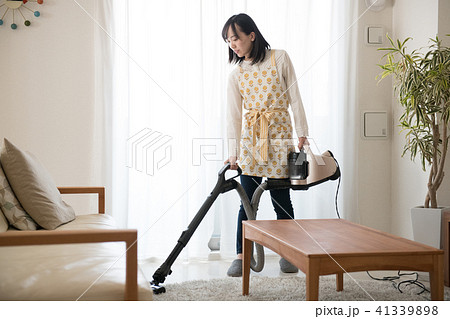 掃除機をかける若い日本人女性 41339898
