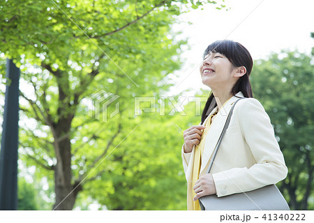 女性　ビジネス　ビジネスウーマン　OL　通勤 41340222