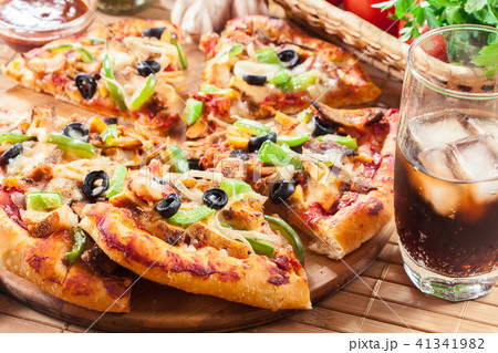 Spicy pizza with chicken gyros 41341982