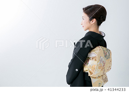 黒留袖の女性（横顔） 41344233