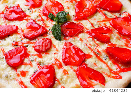 Strawberry pizza texture, food background 41344285
