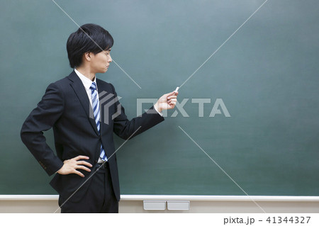 先生　教師　教室　学校　授業　黒板　塾　学習塾　予備校　教育イメージ 41344327