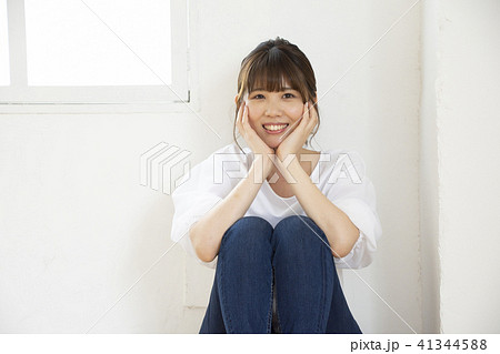 若い女性 ライフスタイル リラックスイメージ 若い女性 ライフスタイル リラックスイメージ 41344588