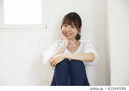 若い女性 ライフスタイル リラックスイメージ 若い女性 ライフスタイル リラックスイメージ 41344589