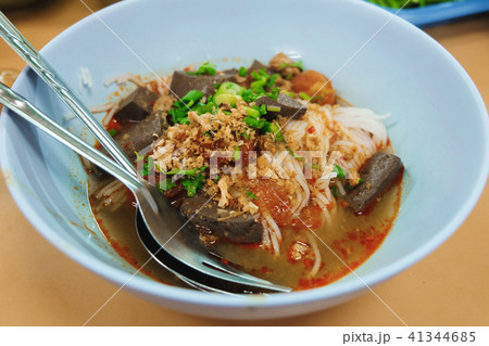 Rice noodles with spicy pork sauce on cup Rice noodles with spicy pork sauce on cup 41344685