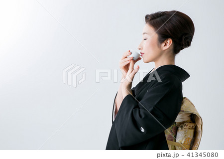 日本酒を飲む黒留袖の女性 日本酒を飲む黒留袖の女性 41345080