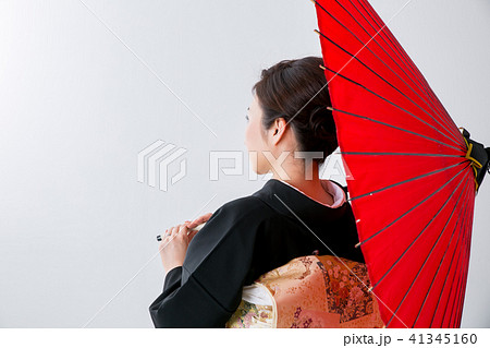 番傘をさす黒留袖の女性 番傘をさす黒留袖の女性 41345160